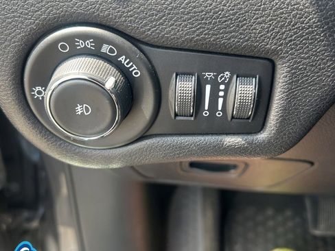 Used 2019 Jeep Cherokee Latitude Plus AWD/4WD image 25