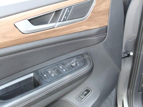 Used 2024 Volkswagen Atlas SE image 24