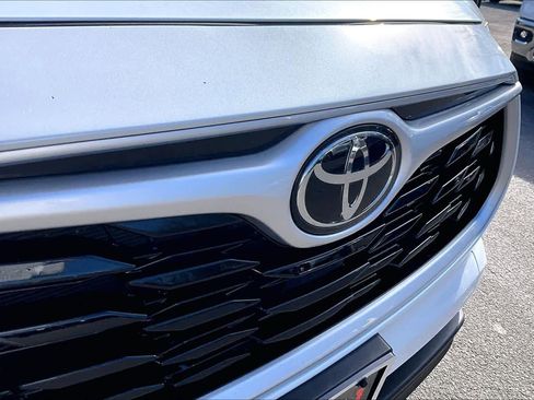 Used 2023 Toyota Highlander XLE image 29