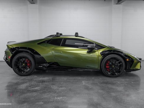 Used 2024 Lamborghini Huracan Sterrato image 16