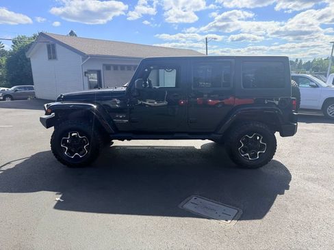 Used 2018 Jeep Wrangler Unlimited Sahara AWD/4WD image 6