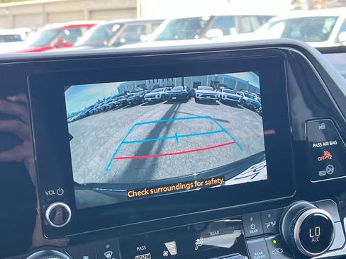 Used 2025 Toyota Highlander LE FWD image 27