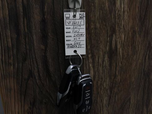 Used 2017 Ford Explorer XLT w/ XLT Technology Feature Bundle image 10