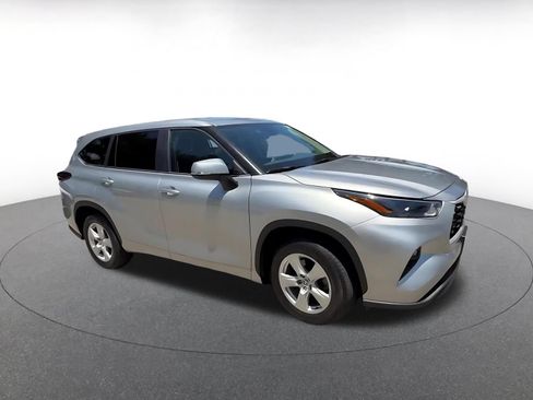 Used 2025 Toyota Highlander LE FWD image 2