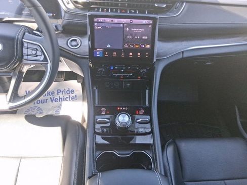 Used 2025 Jeep Grand Cherokee Overland w/ Luxury Tech Group IV AWD/4WD image 11