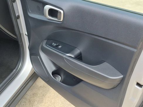 Used 2025 Hyundai Venue SEL FWD image 31