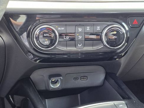 Used 2025 Chevrolet Trax LT FWD image 20