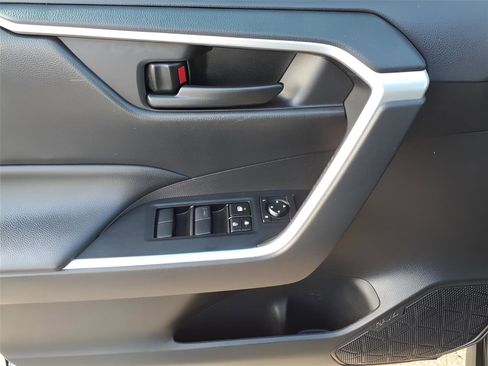 Used 2021 Toyota RAV4 LE image 17