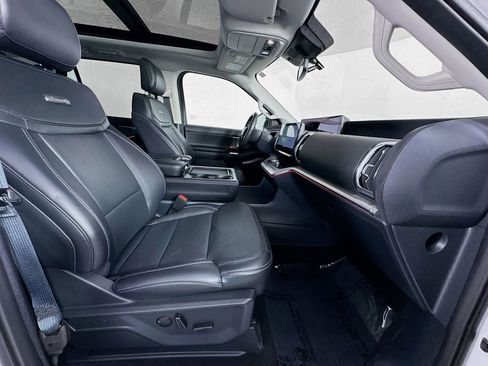 Used 2025 Ford Expedition Platinum AWD/4WD image 32