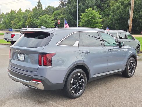 Used 2024 Kia Sorento S w/ Panoramic Sunroof Package FWD image 3