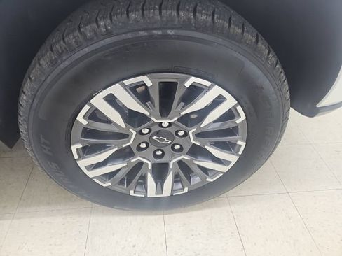 Used 2025 Chevrolet Suburban Z71 AWD/4WD image 11