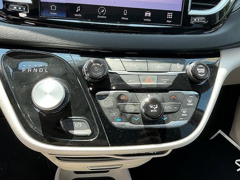 Used 2024 Chrysler Pacifica Touring-L FWD image 20