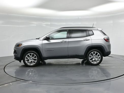 Used 2023 Jeep Compass Latitude image 14
