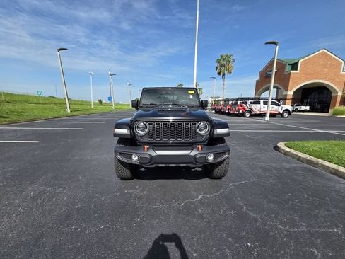 Used 2025 Jeep Gladiator Mojave AWD/4WD image 3