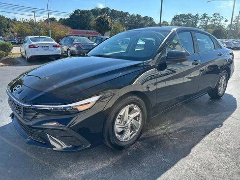 Used 2025 Hyundai Elantra SE image 3