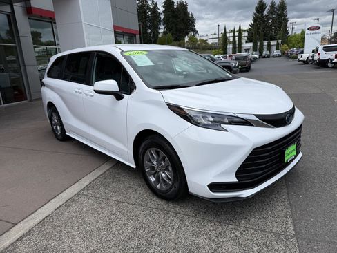 Used 2025 Toyota Sienna LE FWD image 6