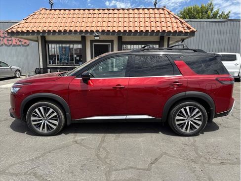 Used 2022 Nissan Pathfinder Platinum w/ Cargo Package FWD image 8