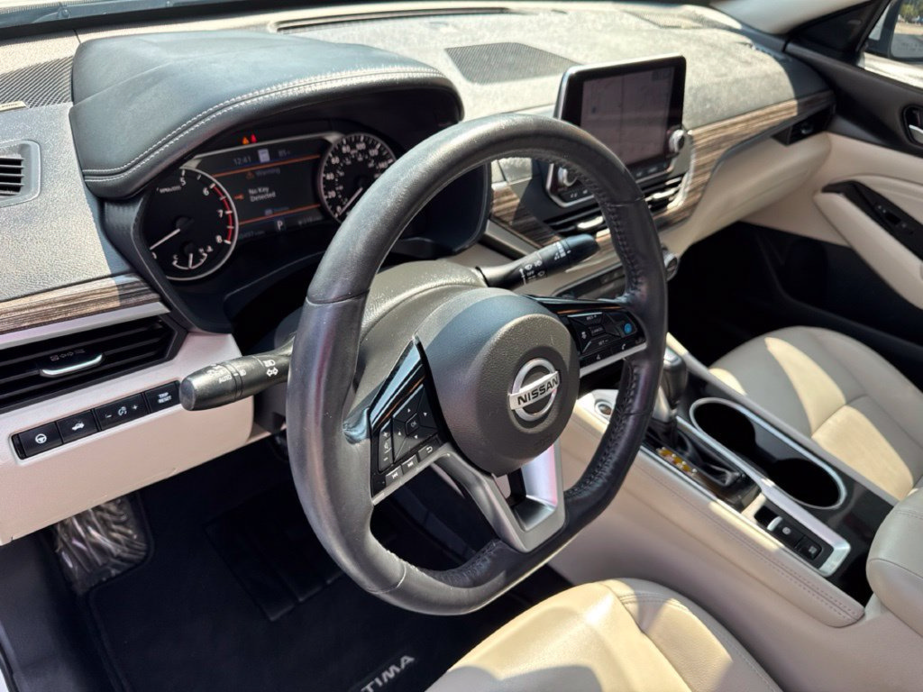 Used 2020 Nissan Altima 2.0 Platinum FWD image 19