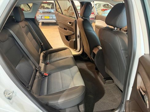 Used 2025 Chevrolet Trax LT w/ LT Convenience Package FWD image 36