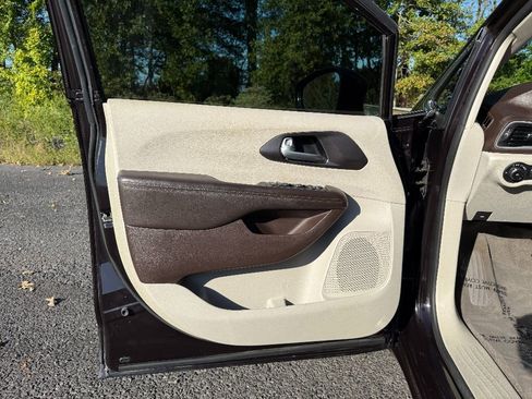 Used 2018 Chrysler Pacifica Touring Plus w/ Tire & Wheel Group image 21