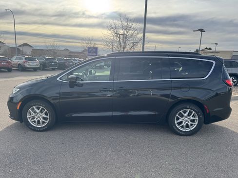 Used 2022 Chrysler Pacifica Touring-L image 15