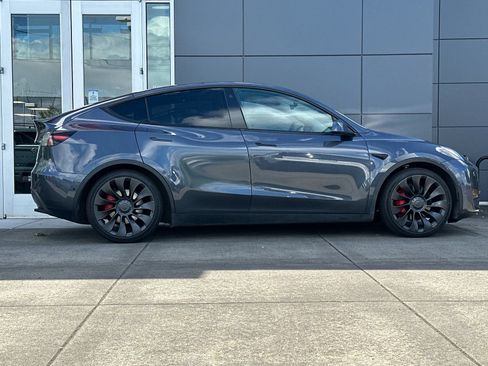 Used 2022 Tesla Model Y Performance AWD/4WD image 2