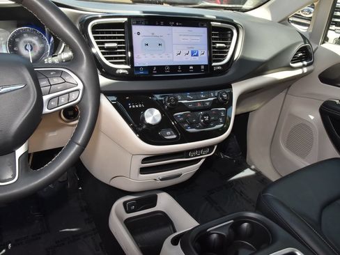 Used 2024 Chrysler Pacifica Touring-L FWD image 28