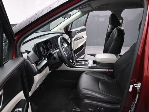 Used 2024 Kia Carnival LX FWD image 26