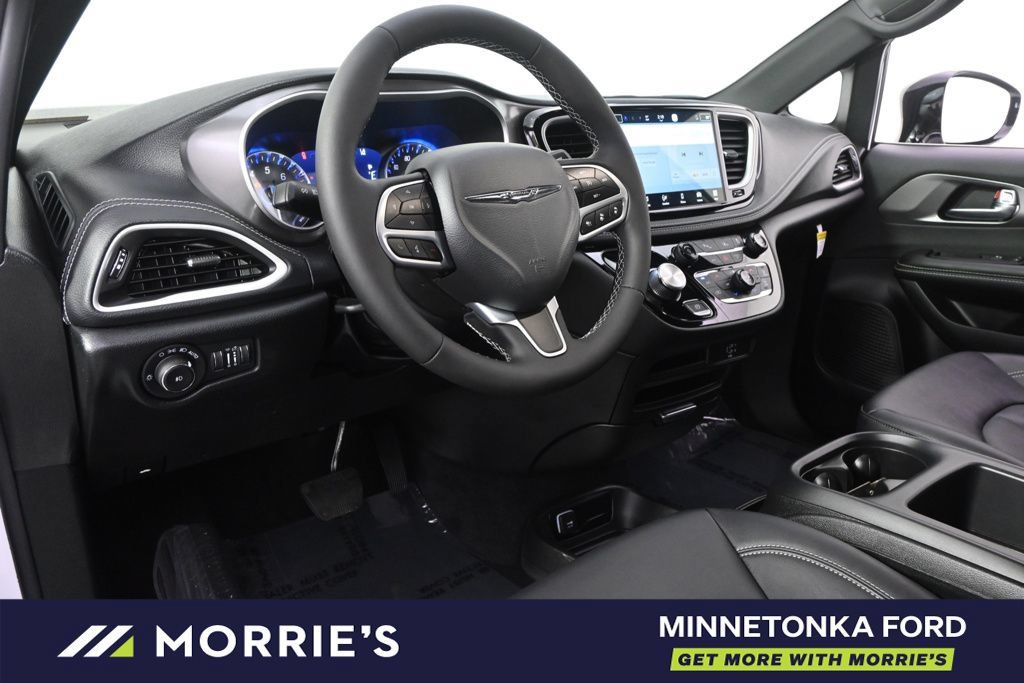 Used 2026 Chrysler Pacifica Select FWD image 12