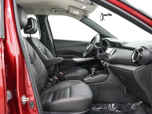 Used 2019 Nissan Kicks SR w/ SR Premium Package FWD image 12