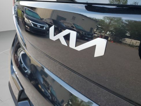 Used 2025 Kia Soul LX w/ LX Technology Package FWD image 7