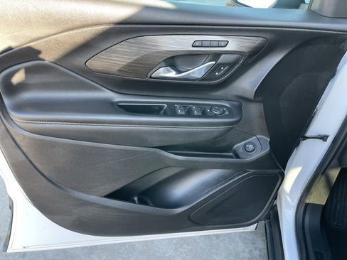 Used 2024 GMC Terrain SLT image 14