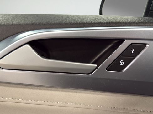 Certified 2025 Volkswagen Taos SE image 15