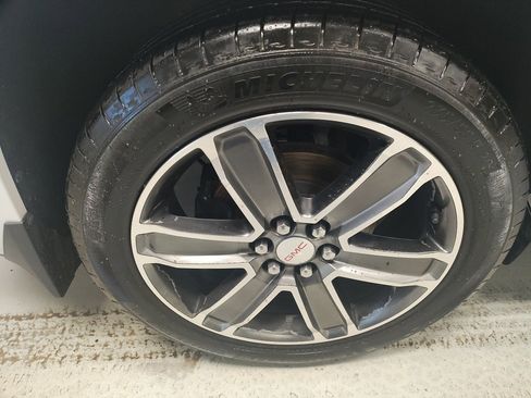 Used 2019 GMC Acadia Denali image 3