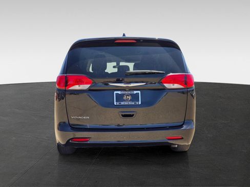 Used 2022 Chrysler Voyager LX FWD image 6