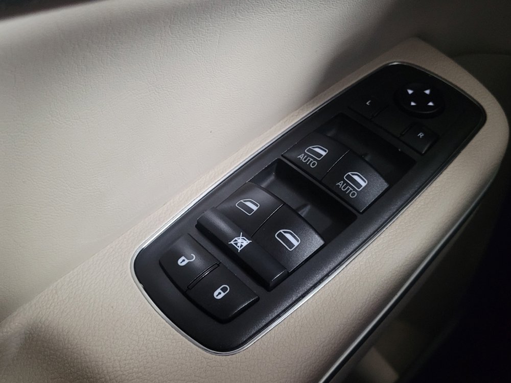 Used 2021 Chrysler 300 Touring RWD image 27