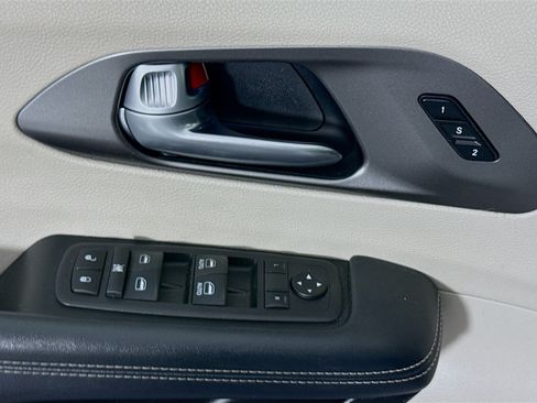 Used 2024 Chrysler Pacifica Limited FWD image 24
