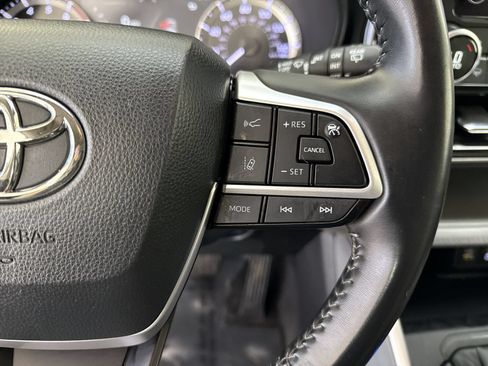 Used 2023 Toyota Highlander LE FWD image 13