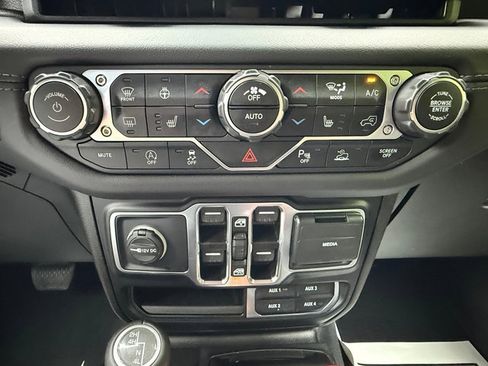 Used 2024 Jeep Wrangler Unlimited Sahara w/ Technology Group AWD/4WD image 24