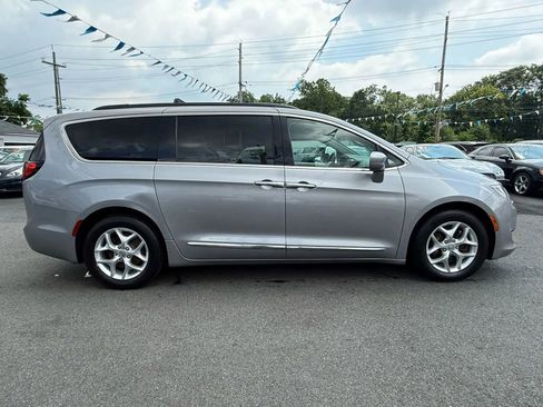 Used 2017 Chrysler Pacifica Touring-L w/ Tire & Wheel Group image 14