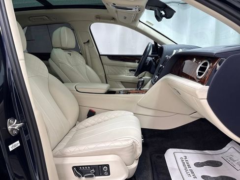 Used 2017 Bentley Bentayga image 10