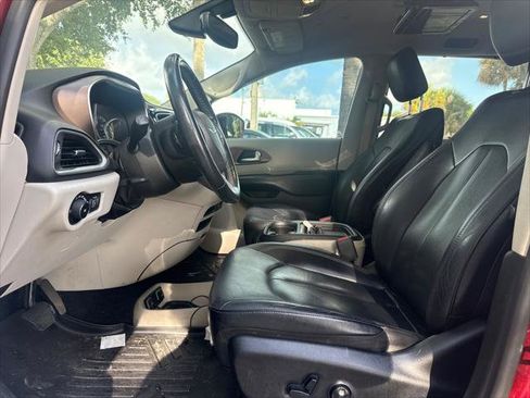 Used 2019 Chrysler Pacifica Touring-L FWD image 13