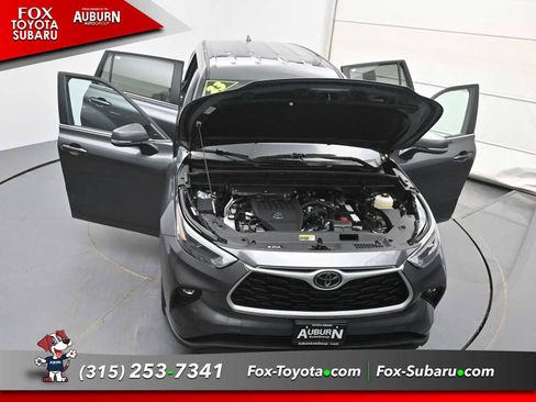 Used 2024 Toyota Highlander LE AWD/4WD image 39