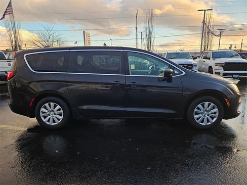 Used 2021 Chrysler Voyager L image 7
