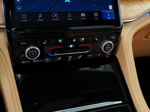 Certified 2025 Jeep Grand Cherokee Summit AWD/4WD image 37
