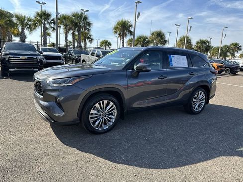 Used 2025 Toyota Highlander Platinum image 12