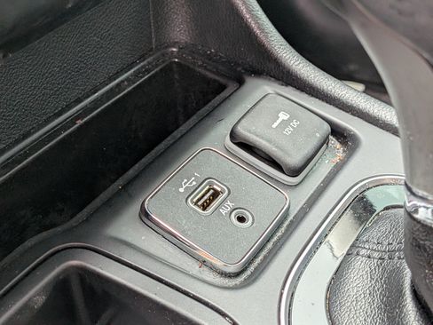 Used 2020 Jeep Cherokee Limited FWD image 30