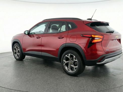 Used 2025 Chevrolet Trax LT FWD image 5