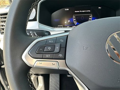 Used 2025 Volkswagen Taos SE image 17