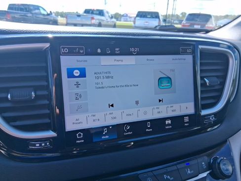 Used 2023 Chrysler Pacifica Touring-L FWD image 23
